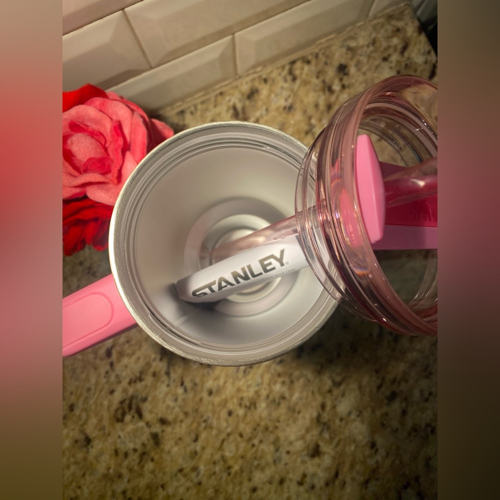 NWT LIMITED EDITION PINK PARADE Stanley
Quencher H2.0 FlowState Tumbler 40oz - Picture 11 of 11